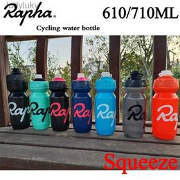 Water Bottles Cages RAPHA Cycling Bottle Ultralight Bicycle Water Kettles 610ml 710ml Lockable Leakproof Squeeze Water Bottles Bicycle SuppliesL240124