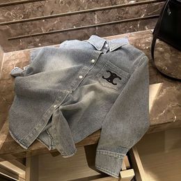 Camicetta di jeans in denim con ricamo a maniche lunghe allentate da donna di nuovo design, colletto rovesciato, giacca di jeans da donna di design di alta qualità