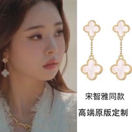 Van Clover Song Zhiya's matching Four Night Flower Tassel Four Leaf Grass Earrings Sided Shell Flower Earrings Earrings