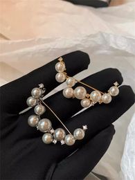 Französische Mode Weiße Halbmond-Perlen-Brustnadel High-End-Damenbrust-Blumennadel Herbst/Winter-Mantel-Pullover-Schmuck-Accessoires