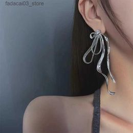 Stud New Exaggerated Irregular Metal Ribbon Bow Earrings for Women Silver Colour Simple Shiny Zircon Long Earrings Trend Jewellery Gift Q240125