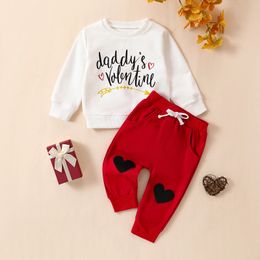 1101 Lioraitiin 024m Toddler Bebek Kız Sevgililer Günü Kıyafet Mektubu Baskı Sweatshirt Aşk Kalp Uzun Pantolon Giysileri Seti 240118