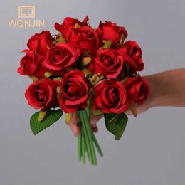 Faux Floral Greenery 12pcs Red Artificial Silk Roses Flower Bouquet For Wedding Bride Holding Home Fake White Flowers Cheap For Home Table Decoration YQ240125