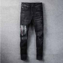 Pantaloni jeans grafici da uomo Pantaloni da moto elastici con stampa di lettere multicolori nere Moda High Street da uomo Hip Hop