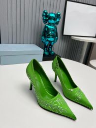 Designer sapato bombas moda feminina seda 8.5cm salto alto luxo casual apontou rebite decoração sapatos de casamento estilingues de couro patente
