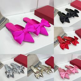 2024 Pointed Toes Mules Silk Satin Slippers Muller Bow Flat Bottom Simple Half Slipper Designer Shoes Room Sandals Top Mirror Quality Multi Colour Hardwa Buckle