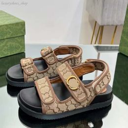 Sandali da papà Sandali di design di lusso Casual Tacco piatto Cinghie pendenti Tela stampata Comode scarpe da spiaggia Sandalo da donna classico in vera pelle con fibbia in metallo