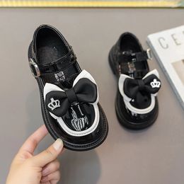 Barn loafers för flickor mångsidiga andningsbara enkla krona icke-halkprinsessor läderskor barn loafers 240122