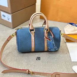 Designer Duffel Bags Womens Crossbody Bags 2024 New Mens Cross Body Travel Fashion Denim Blue Sport Outdoor Packs Classic Pillow Bag Handbags Totes