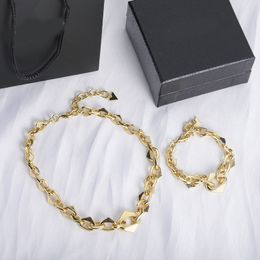 Jóias de designer Conjunto de pingentes designers de luxo de colar de prata Bracelete Set Moda Menina Mulheres Bracelets Presente de casamento CSD2401267