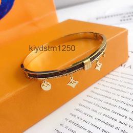 Bangle New Style Bracelets Women Designer Letter Jewellery Faux Leather 18k Gold Plated Stainless Steel Wristband Cuff Fashion Accessories S070 7YKV