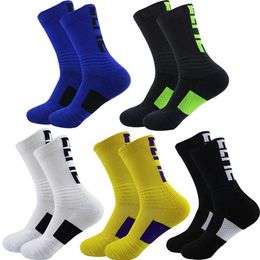 Sports Socks New Football Training Anti slip Socks Breathable and Sweat-wicking Medium Sleeve Badminton Outdoor Mountaineering Socks YQ240126