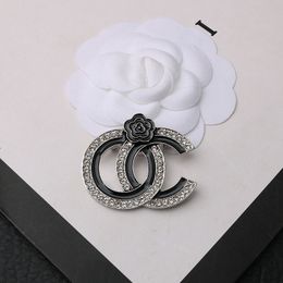Famous Designer Fashion Double Letter Brooches 18K Gold Plated Pearl Pins Women Rhinestone Brooch Suit Pin Fashion Jewellery Accessories