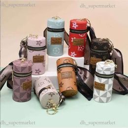 Leather Key Chains Lipstick Holder Flower Plaid Silk Scarf Keychains Fluorcent Storage Bag Charm Pendant Louiseities Viutonities Keychains Women Car Keyring Ring