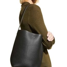 För axeldesigner Luxurys väska Kvinnor Kvinnan Rad Handväska 3Size Bucket Park Small Tote Pochette Black Bags Man äkta Leather Crossbody Clutch Large