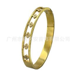 Designer Van cl-ap 18K gold-plated 18k gold niche design hollowed out four leaf grass with diamond inlay fashionable INS style bracelet B222295