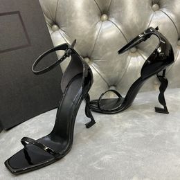 High Heels Damen Sandalen Designer Pumps Dame Kleid Schuhe Luxusmarke Brief Absatz 8 cm 10 cm Sexy Peep Toes Schwarzes Lackleder Glänzende Hochzeitsschuhe Größe 35-43