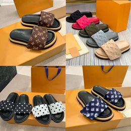 Sapatos de grife Piscina Travesseiro Mules Mulheres Sandálias Verão Sandália Flat Comfort Mules Acolchoado Front Strap Chinelos Moda Fácil de Usar Estilo Mulheres Slides Sapatos