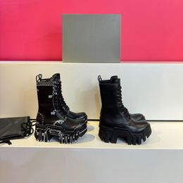 Designer-Bulldozer-Stiefel für Herren und Damen, Graffiti-schwarzes Leder, dicke, gezahnte Gummi-Außensohle, runde Zehenpartie, klobiges Design, Plateau, Halbstiefel, Schuhe, 11 Ösen, Schnürung