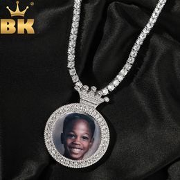 TBTK Round Crown Medallions Custom Po Memory Pendant Engrave Name HipHop Jewlery Personalized Men Women Gifts 240119