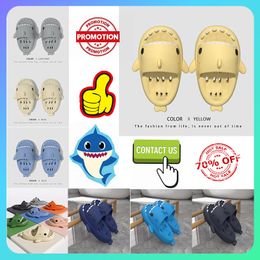 Casual Platform Slides designer shark slippers Shoes Summer Beach Outdoor Cool Slipper Designers Slides Lady Household Slide Flat Flip Flops Sandals