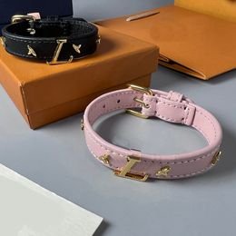 Pulseira de couro plana rosa designer para mulheres carta pequena flor com pingente de cristal pulseira banhada a ouro designer jóias mulher presente de dia dos namorados com caixa