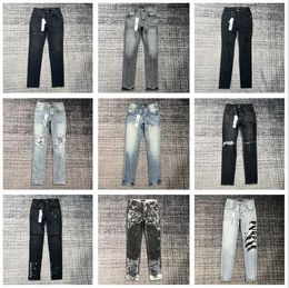 Stilista Jeans viola da uomo Patchwork vintage Pantaloni graffiti strappati Lavaggio selvaggio impilato Realizzato con stampa di lettere sbiadite allentate e dritte