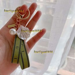 Keychains Lanyards Designer Keychain Luxury Key Chain Bag Charm Female Car Key Ring Pearl Charm Green Ribbon Delicate Shells Keychain Couple Pendant Gift 2024