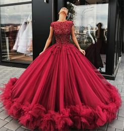 Red Crystals Dark Lace Ball Gown Quinceanera Dresses Sheer Jewel Neckline Appliques Prom Gowns Ruffled Floor Length Tulle Sweet 16 Dress s