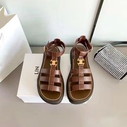 Sapatos casuais de sapatos casuais de plataforma de plataforma Gladiadora Luxuris Fashion 2024 New Sliders Sandals Brown Designer Sandals Hasp Flat Summer Beach Pool Slides