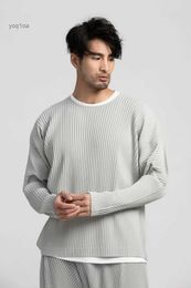 Men's T-Shirts Miyake Pleated Full Sleeve Round Collar T Shirt For Men Fashion Japanese Streetwear Long Sleeve Plain T-shirt Casual Top