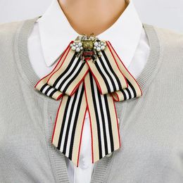 Brooches Luxury Crystal Bee Fashion Pearl Stripe Ribbon Bow Tie Vintage Brooch For Women Webbing Collar Pins Clothes Accessories
