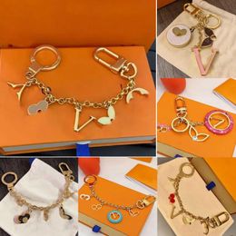 Classic V keychains Women's Designer High Quality Portable Keychain Luxury Monogram Metal Snowflakes Circle Key ring