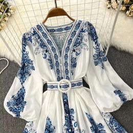 Grundlegende Freizeitkleider für Damen, Bohemian-Kleid, 2024, Frühling, Sommer, Druck, lange Laternenärmel, V-Ausschnitt, Korsett, schmaler Knopf, plissiert, Urlaub