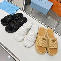 Beyaz siyah saman örgü lüks sandal platform kaydırıcılar tasarımcı Sandale Kadın Erkekler Moda Üçgen Raffias Seyahat Düz Rahat Ayakkabı Beach Slide Zam