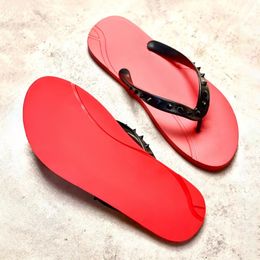 Высококачественная тапочка летняя пляжная сандалийская плоская плоская слайд -слайд мужская мужчина на открытом воздухе заклепки шлепанцы красные черные белые дизайнерские дизайнерские женские ныряющие.
