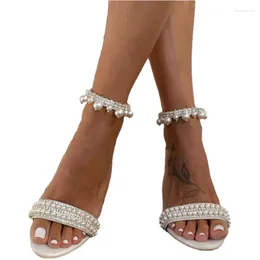 2024 Sandalen Europäische und amerikanische Frauen dicke Absatzweite weiße Mitte Perlenkette 3219 V.