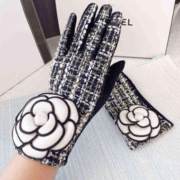 Five Fingers Gloves designer Winter Gloves Warm Plus Velvet Thicken Touch Screen Cashmere Mittens Grid Big Flower Gloves for womeninvierno