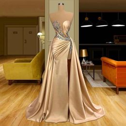 2023 Champagne Gold Evening Dresses Sexy Illusion Sheath Long Prom Gown Applique Beading High Split Satin Party Gowns With Overski262t