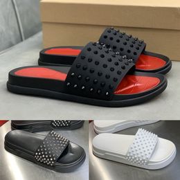 Herren-Designer-Slider, Spike-Slipper, flache Slide-Sandale, schwarze Plateau-Pantoletten, Pool-Schaumstoff-Läufer, Haus-Flip-Flops, Sommer-Strand, dicker Boden, Nieten-Slides