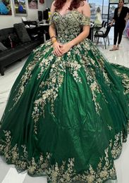 Laço esmeralda apliques verde quinceanera vestidos de baile 2024 fora do ombro frisado doce 16 vestido vestidos de aniversário de 15 anos s