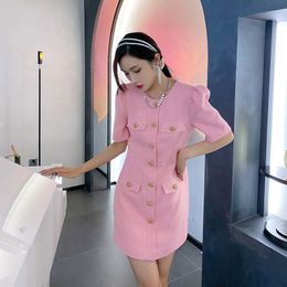 2024 Frühlings-Rundhals-Tweed-Panel-Kleid Rosa einfarbige Kurzarm-Knopf-Einreiher-Freizeitkleider