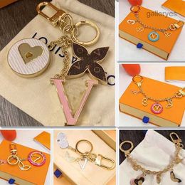 Classic M69008 Monogram V keychains Womens Designer High Quality Portable Keychain Luxury Metal Snowflakes Circle Key ring 5M1X