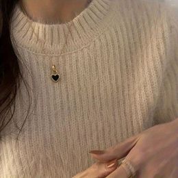 Pendant Necklaces Elegant Minimalist Double-Sided Black Heart Necklace Love Elements Featuring Unique Design For Women's Style On