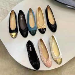 Luxurys Moda Kadınlar Sıradan Ayakkabı Toptan Yumuşak Bale Daireler 2024 Yeni Seyahat Sneaker Tasarımcı Kauçuk Elbise Ayakkabı Yürüyüşü Yaz Düz Tenis Çalışma Sandal