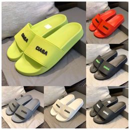 Sandálias de desenhista Mens Mulheres Chinelos Silde Borracha Slide Plataforma Plana Verde Preto Branco Laranja Rosa Senhoras Sandália Casa Sapatos Flip Flops Listrado Homens Causal Slipper