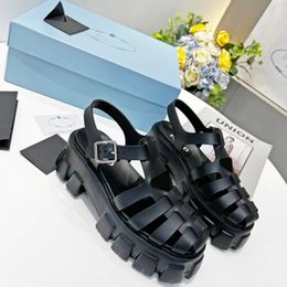 Designer-Sandalen für Damen, Sommer, Schaumgummi, dicke Sohle, Strandurlaub, leichte Sandalen mit Metall-Dreiecks-Logo, Monolith-Loafer, erhöhte dicke Sohle, 35–40 cm