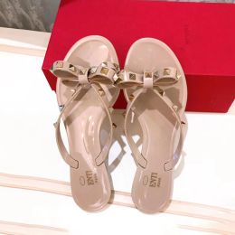 Novo estilo de luxo chinelo designer sapatos femininos cravejados de alta qualidade slide sliders borracha tanga sandália verão praia sapato ao ar livre mules mocassins sandale vermelho preto