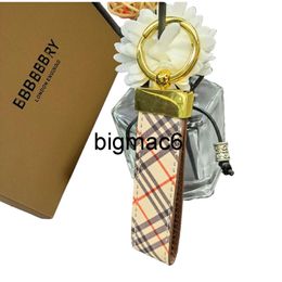 2024 new Classic keychain Womens designer plaid coin purse pendant mens car burrbarly keychain Birthday gift