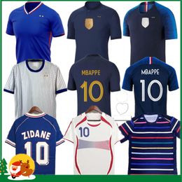 Set completi di club francesi 2023 Benzema maglie da calcio 2024 GIROUD MBAPPE GRIEZMANN SALIBA PAVARD KANTE Maillot De Foot Equipe Maillots Uomo Donna / Bambino Kit Calcio